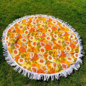 Vintage beach towel throw. Mod floral